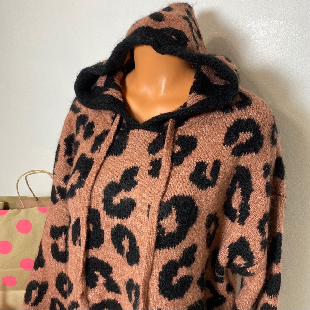 🚫SOLD🚫PINK VS LEOPARD PRINT CROPPED HOODIE PULLOVER - Picture 3 of 6